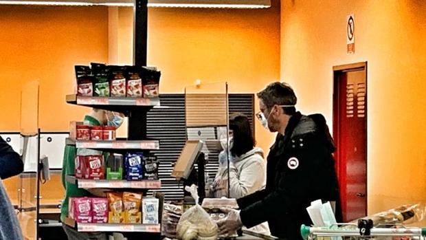 El gasto con tarjeta en el supermercado supera al uso de efectivo por primera vez