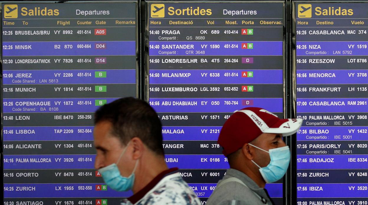 Dos turistas en el aeropuerto de Josep Tarradellas Barcelona-El Prat