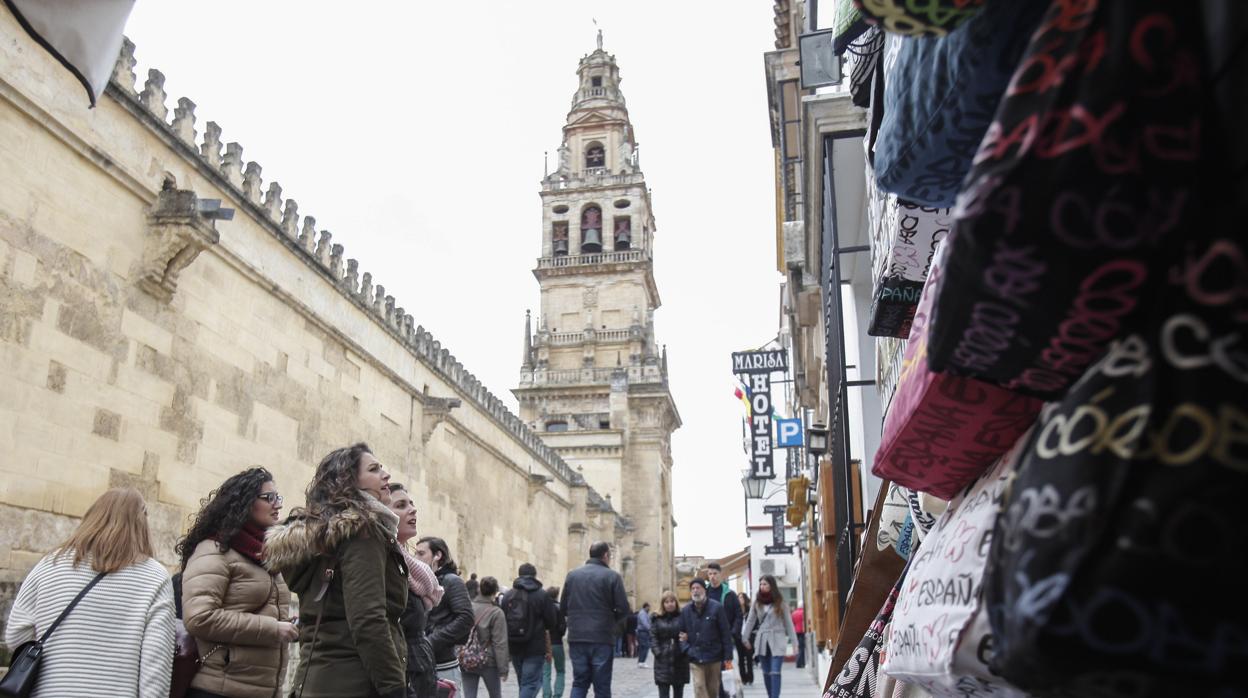 Turistas en el entorno de la catedral de Córdoba