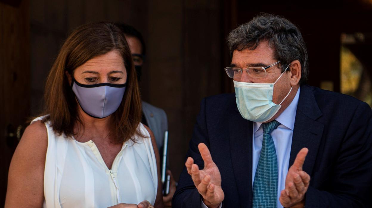 La presidenta de Baleares, Francina Armengol (izda) junto al ministro de Inclusión, SEguridad Social y Migraciones, José Luis Escrivá