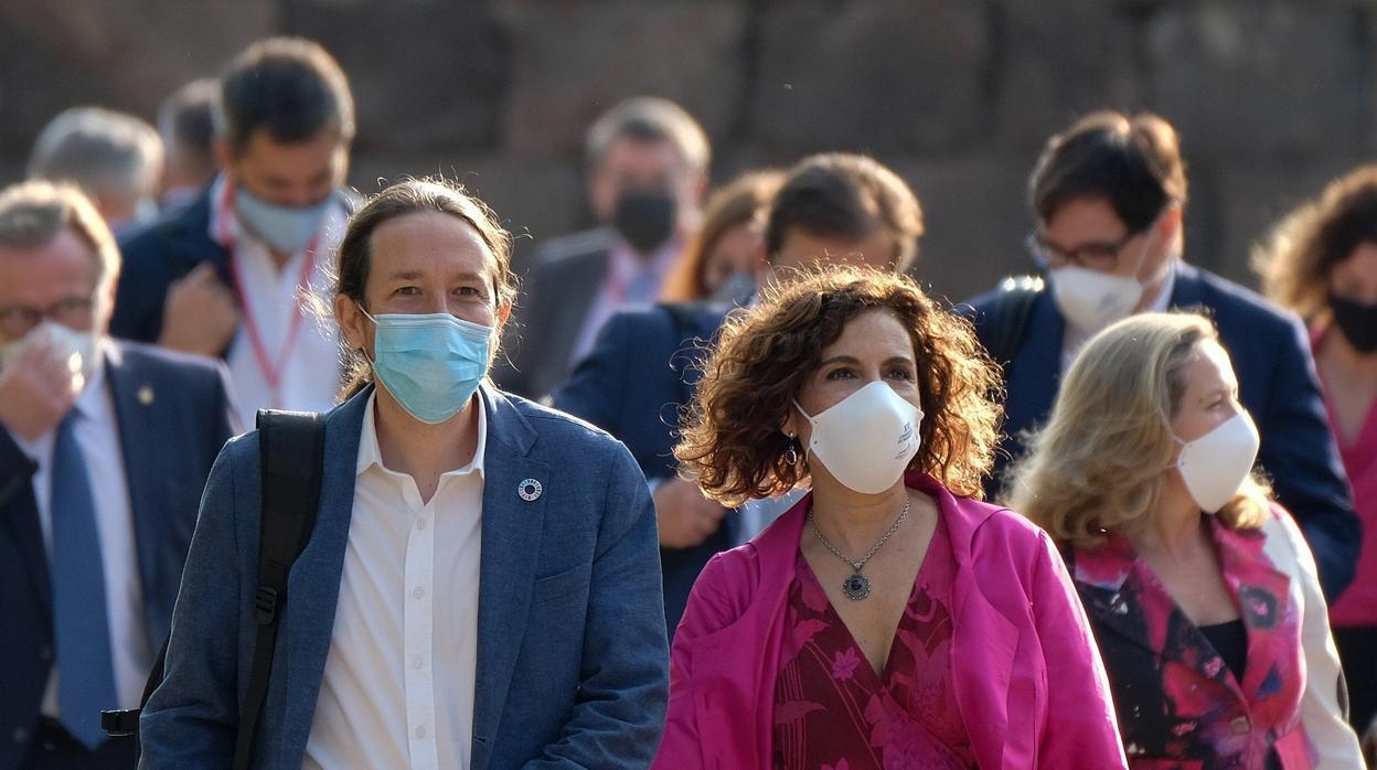 El vicepresidente segundo del Gobierno, Pablo Iglesias (izda) junto a la ministra de Hacienda y portavoz del Gobierno, María Jesús Montero