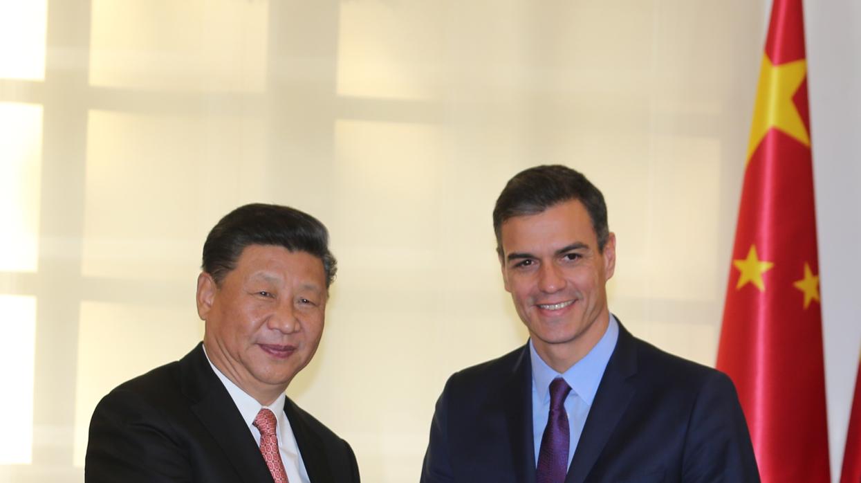 Foto de archivo del presidente del Gobierno Pedro Sánchez (dcha) junto al jefe del estado chino, Xi Jinping (izda)