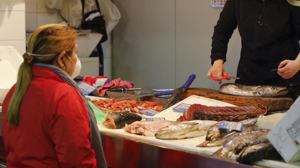 Varios puesos de mercado de abastos de Triana, en Sevilla, venden sus excedentes de alimentos en la App Too Good to Go