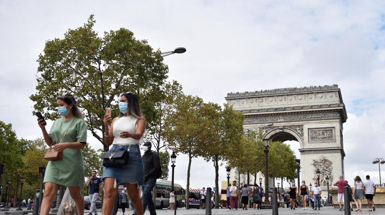 Francia impone la mascarilla en todos los centros de trabajo y establece que lo paguen las empresas