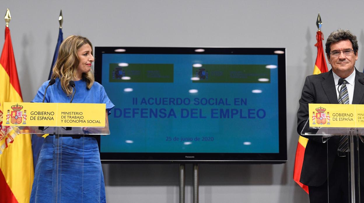 La ministra de Trabajo, Yolanda Díaz, (izda) junot al titular de Inclusión, Seguridad Social y Migraciones, José Luis Escrivá