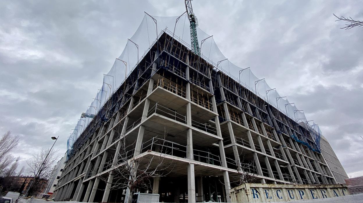 Un edificio de viviendas en construcción