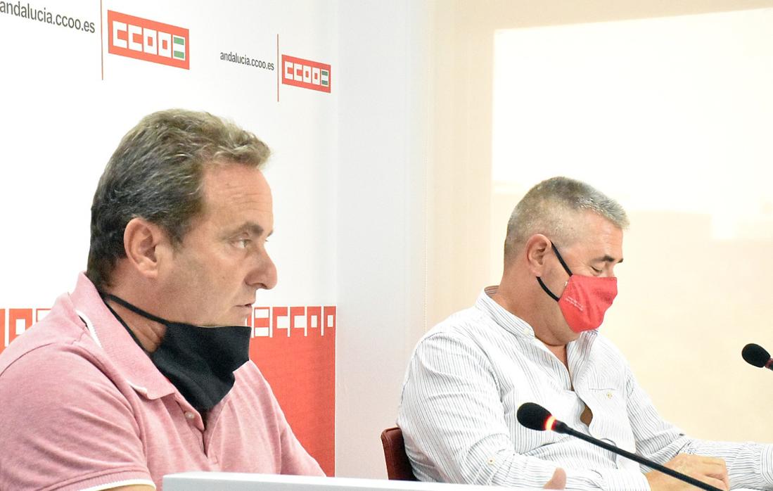 De izquierda a derecha, José Hurtado y Rafael Dorante, secretario de Acción Sindical de CC.O.O y el vicesecretario general de FICA UGT, respectivamente, este jueves denunciando los despidos que llegarán a la aeronáutica andaluza