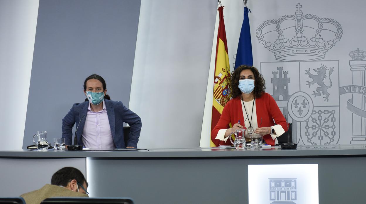 La portavoz del Gobierno y ministra de Haicenda, María Jesús MOntero (izda) junto al vicepresidente segundo, Pablo Iglesias