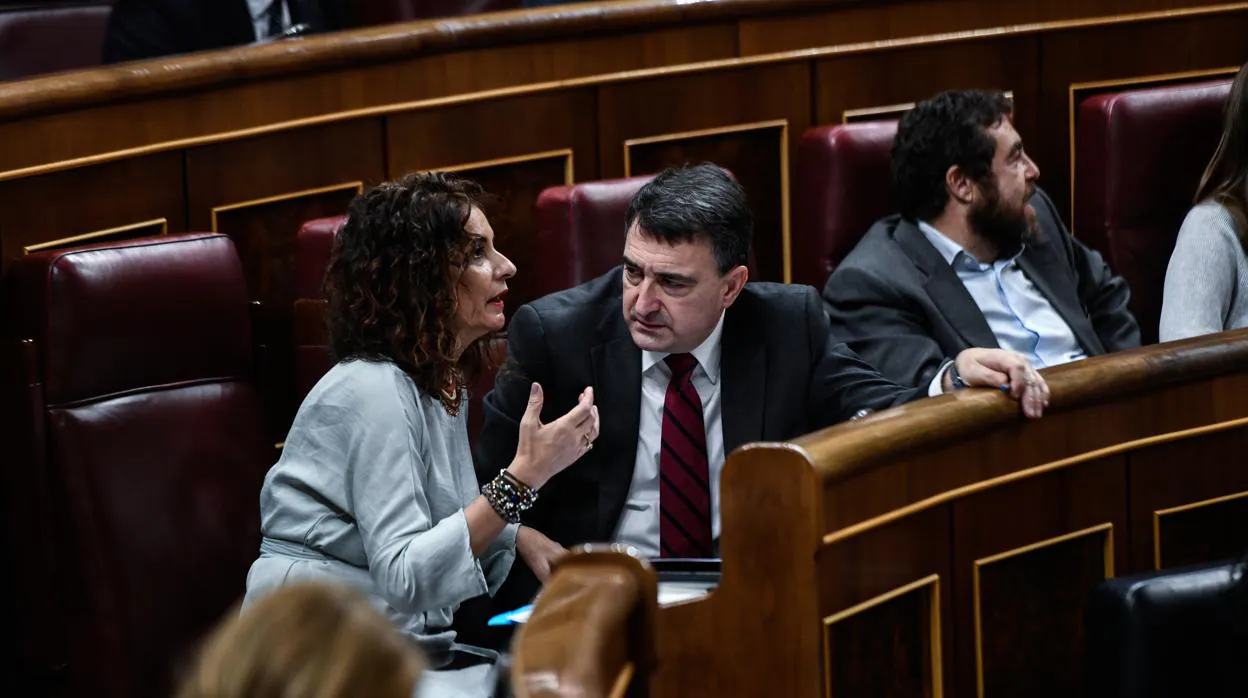 La ministra de Hacienda, María Jesús Montero, y el portavoz del PNV, Aitor Esteban