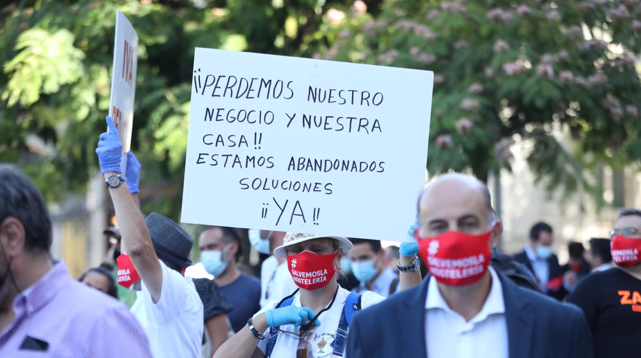 Cientos de hosteleros se concentraron en la Plaza Cibeles en Madrid este miércoles