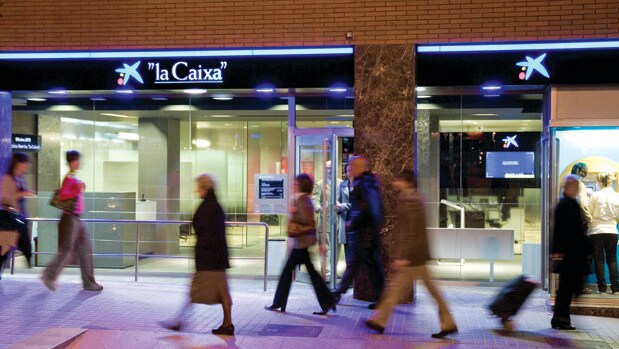 CaixaBank casi triplica el peso de Bankia en Andalucía