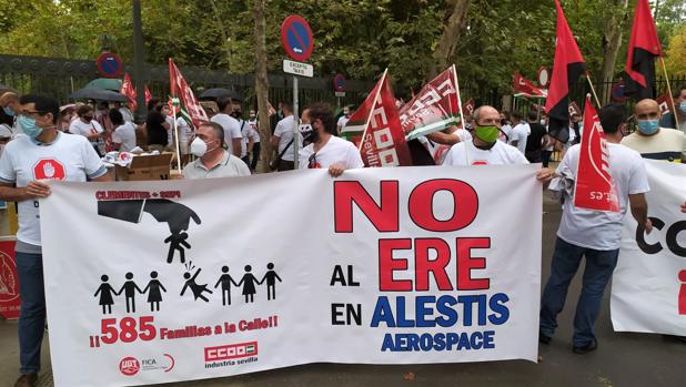 Trabajadores de Alestis reclaman una solución a 585 despidos en Andalucía