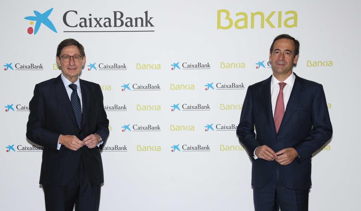 José Ignacio Goirigolzarri (izq.), presidente de la nueva Caixabank, junto a Gonzalo Gortázar, consejero delegado