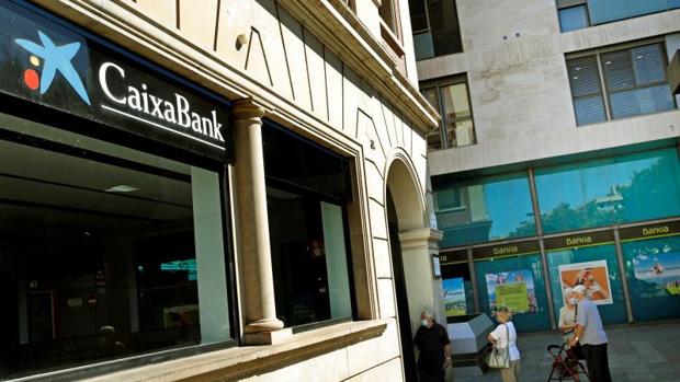 Así cambiarán los préstamos y las cuentas de los clientes con la fusión entre Bankia y Caixabank