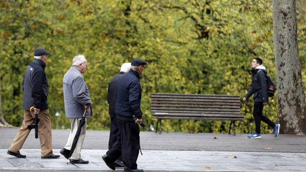 Los economistas piden colchones anticíclicos para financiar las pensiones a futuro