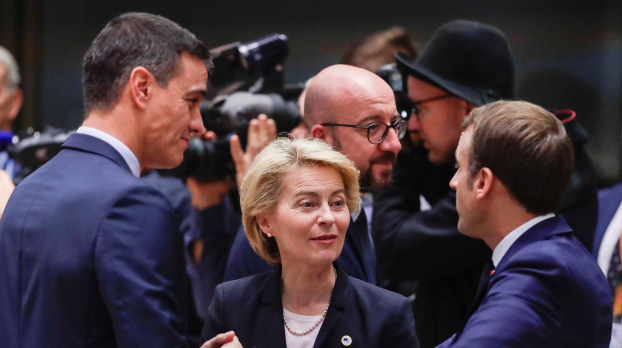 Pedro Sánchez, presidente español, junto a su homólogo francés, Emmanuel Macron, y la presidenta de la Comisión Europea, Ursula von der Leyen