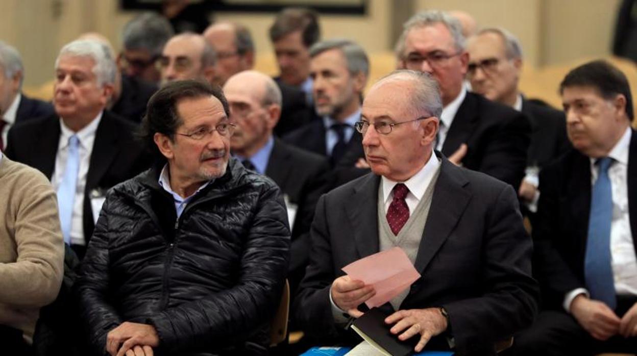 Fotografía de archivo (26/11/2018) del expresidente de Bankia Rodrigo Rato (d) junto al exconsejero de Caja Madrid José Antonio Moral Santín (i)