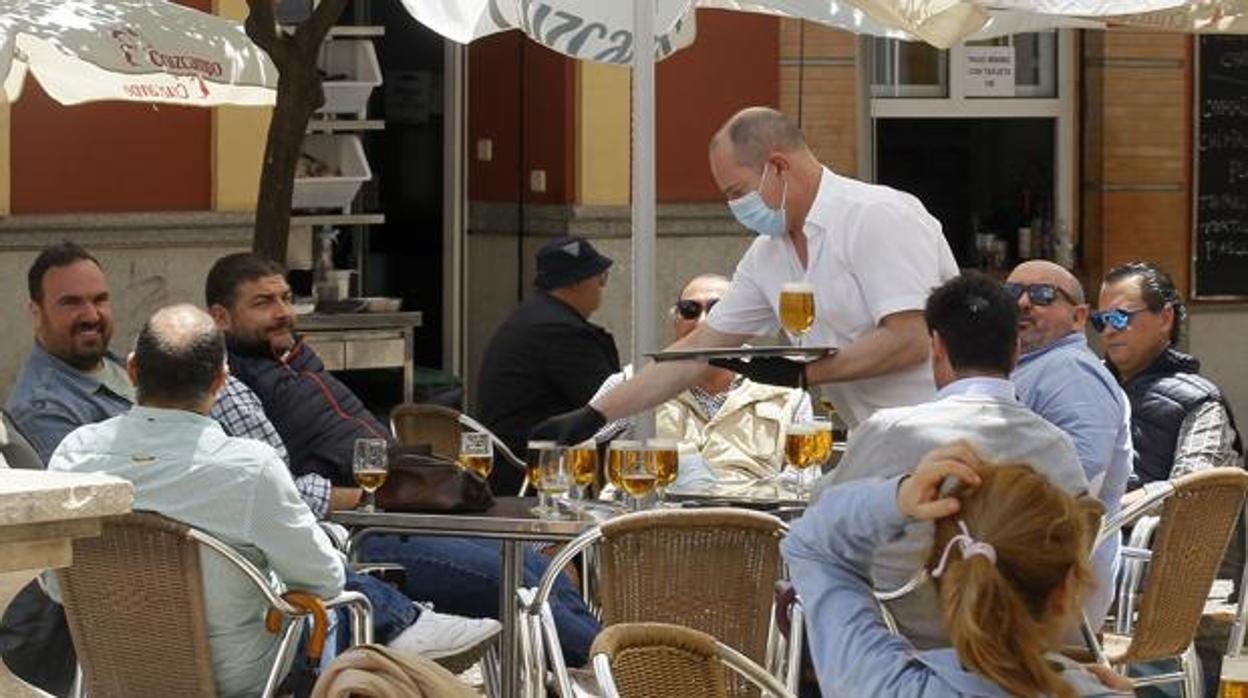 Un camarero trabajando en una terraza de Sevilla