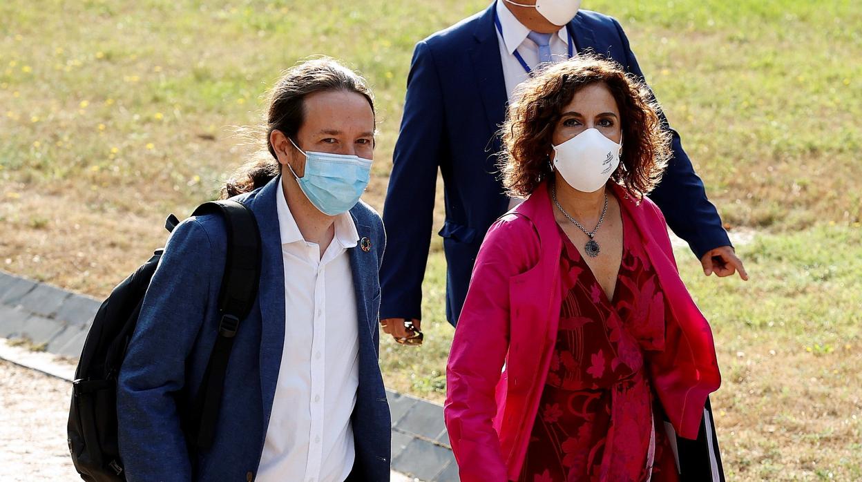 El vicepresidente de Asuntos Sociales, Pablo Iglesias, y la ministra de Hacienda y portavoz de Gobierno, María Jesús Montero