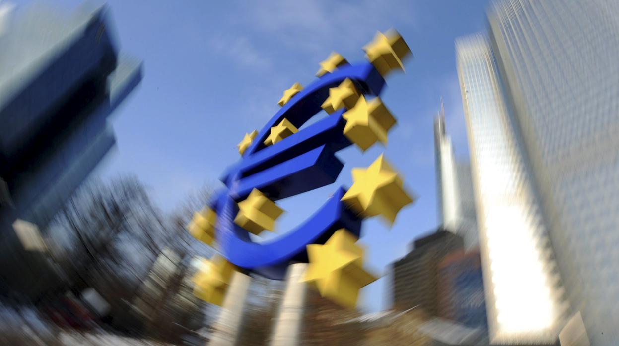 Vista de una escultura delEuro situada frente al Banco Central Europeo (BCE) en Frankfurt,Alemania