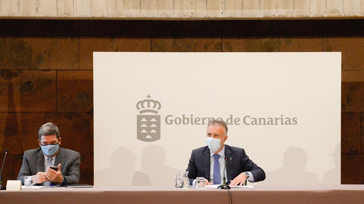 A la izquiera el ministro de Seguridad Social y Migraciones, José Luis Escrivá ,y el presidente de Canarias, Ángel Víctor Torres , durante una reunión con organizaciones sindicales y empresariales, en Santa Cruz de Tenerife