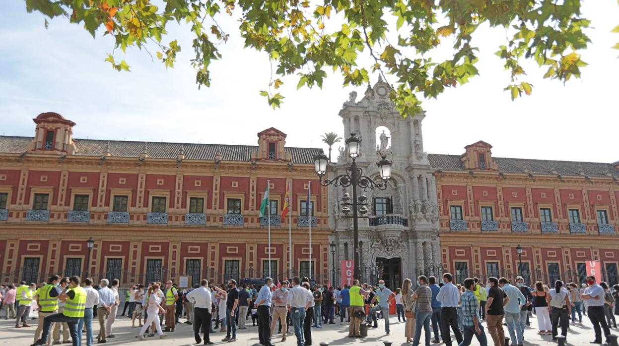 Los trabajadores de Abengoa se han concentrado ante el Palacio de San Telmo