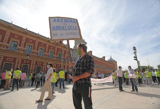 Una pancarta recuerda el carácter multinacional de Abengoa