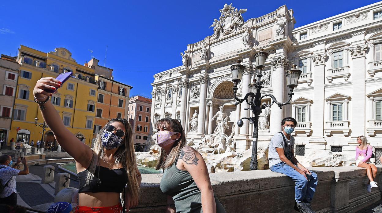 Turistas ante la fontana de Trevi, en Roma, esta semana