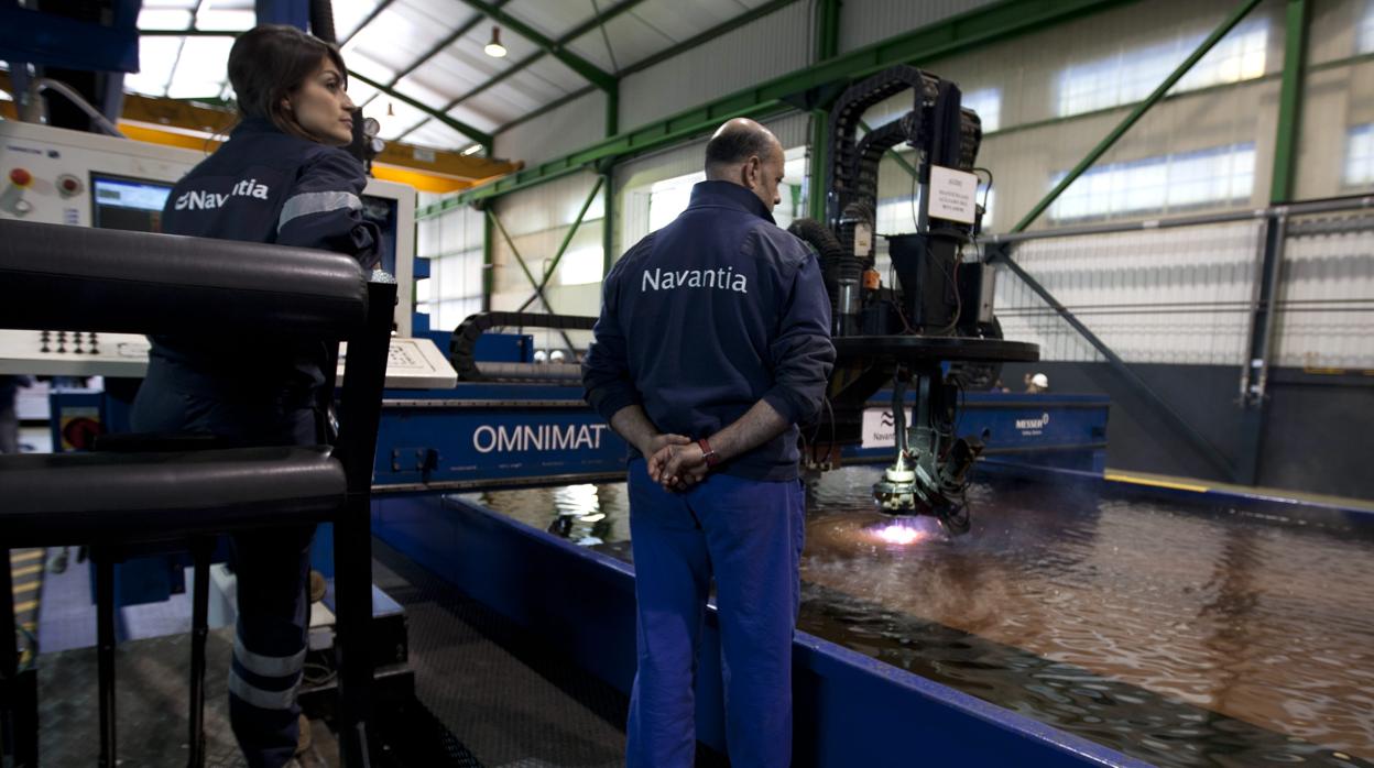 Operarios en la planta gaditana de Navantia en San Fernando