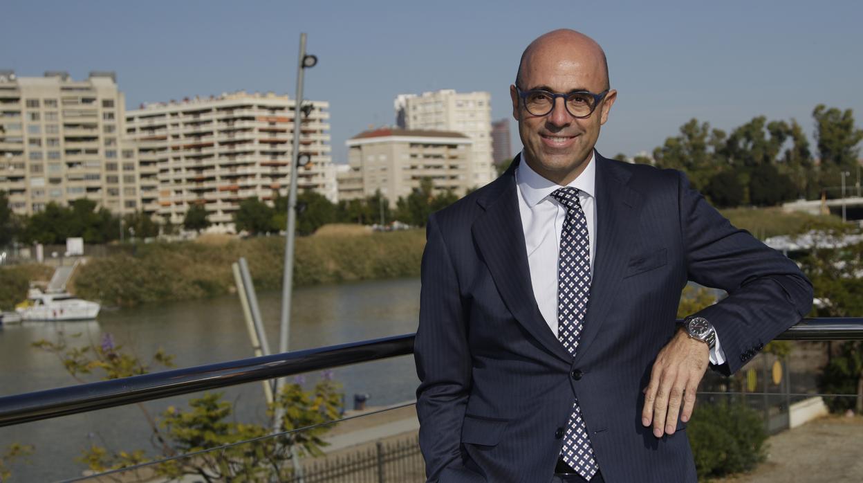 Luis Lázaro posa en una terraza junto al Muelle de las Delicias de Sevilla