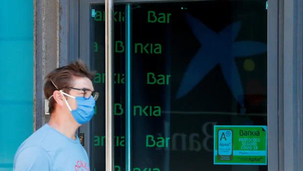 Caixabank y Bankia celebrarán las juntas que aprobarán su fusión en diciembre