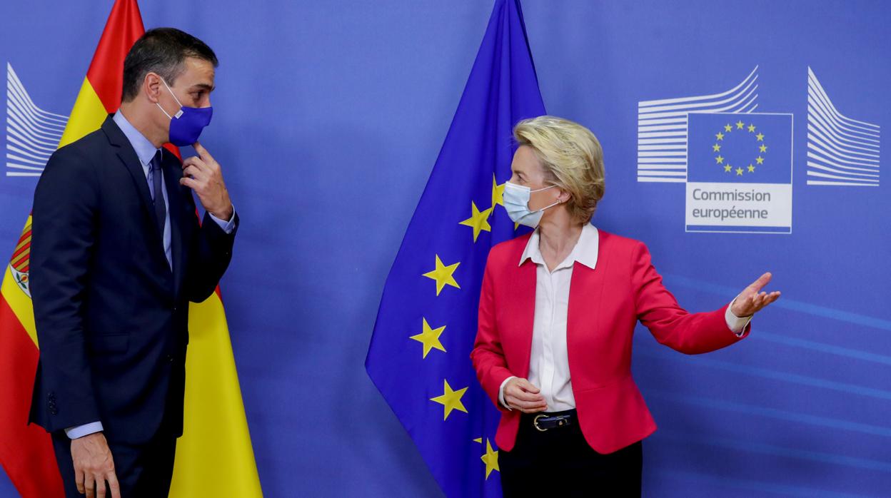 El presidente del Gobierno, Pedro Sánchez, junto a la presidenta de la Comisión Europea, Ursula Von Der Leyen