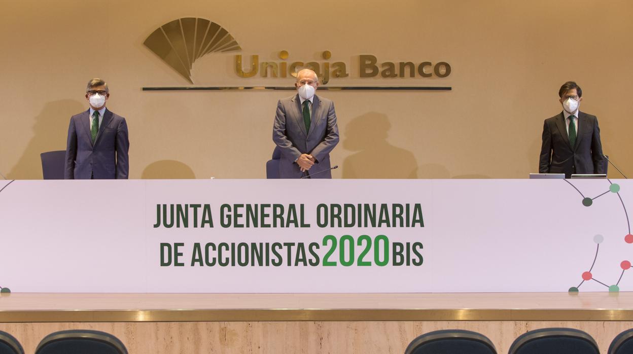 Ángel Rodríguez de Gracia, consejero delegado de Unicaja Banco; Manuel Azuaga, presidente de la entidad; Vicente Orti, vicesecretario no consejero y director de la Asesoría Jurídicade Unicaja