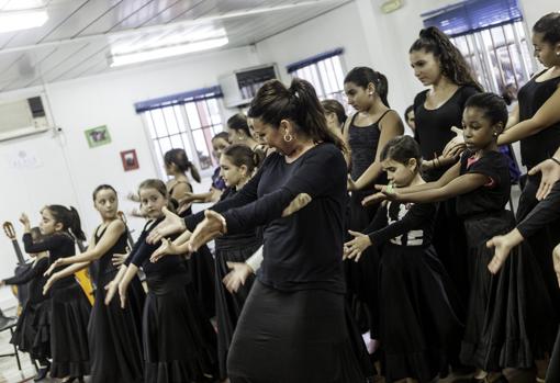 Clases de baile de la maestra «Toromba» en la Fundación Alalá, de Konecta, que trabaja por la integración social de niños y jóvenes del barrio de las Tres Mil Viviendas