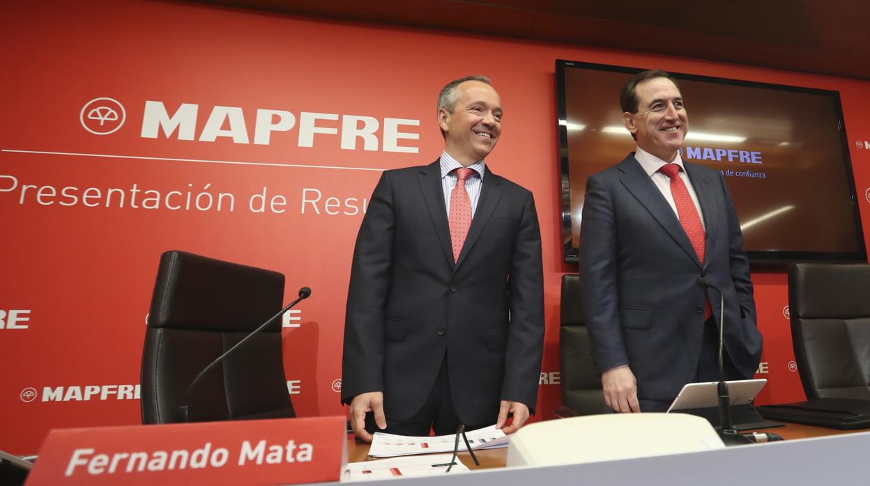 El CFO de Mapfre Fernando Mata a la izquierda, junto al presidente de la aseguradora, Antonio Huertas