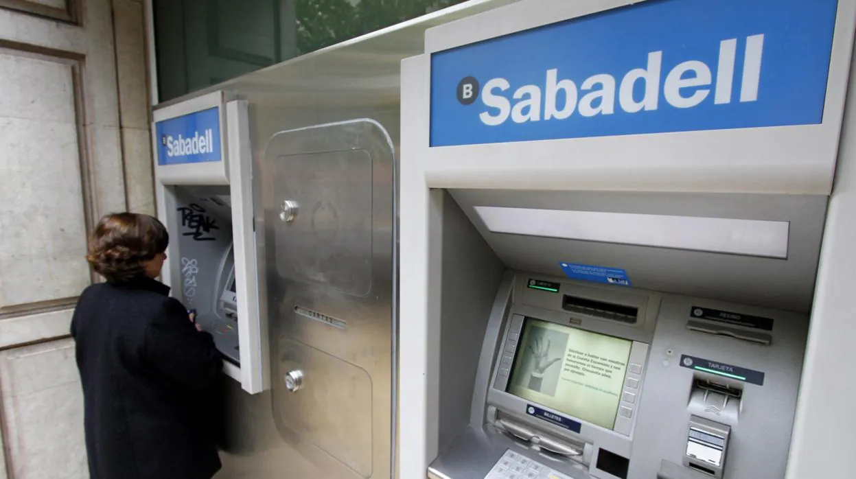 Una clienta utiliza un cajero de Banco Sabadell