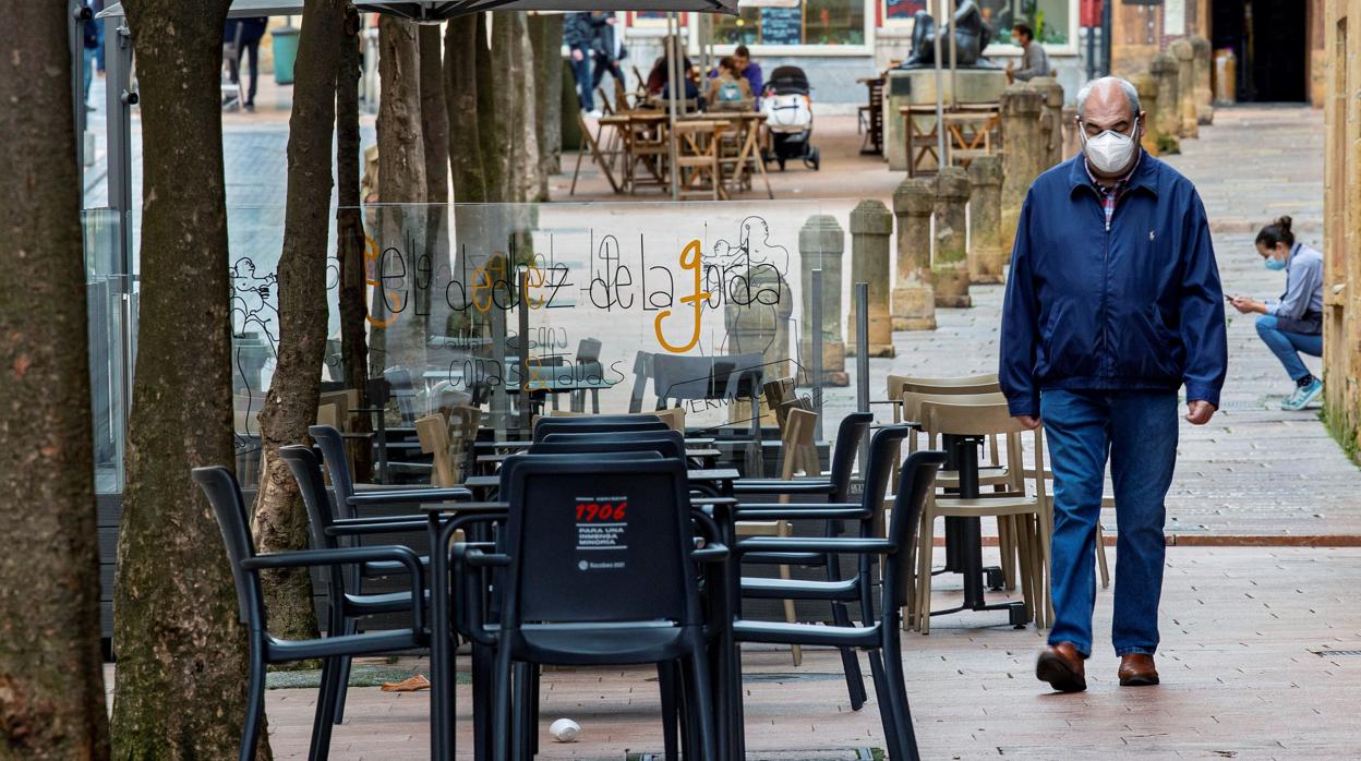 Terrazas en Oviedo vacías en el Puente de Todos los Santos