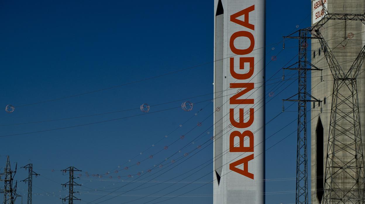 Abengoa celebrará el próximo 17 de noviembre una junta extraordinaria a petición de la plataforma de accionistas contrarios al plan de rescate de la multinacional negociado por Gonzalo Urquijo