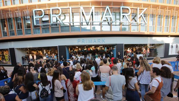 ¿Cómo aplicará Primark el ERTE a los 1.800 trabajadores de sus once tiendas de Andalucía?