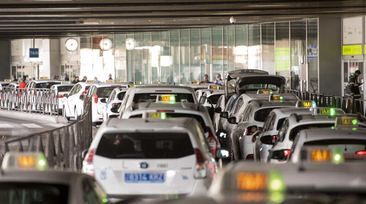 Decenas de taxis a la espera de clientes en el Aeropuerto de Madrid