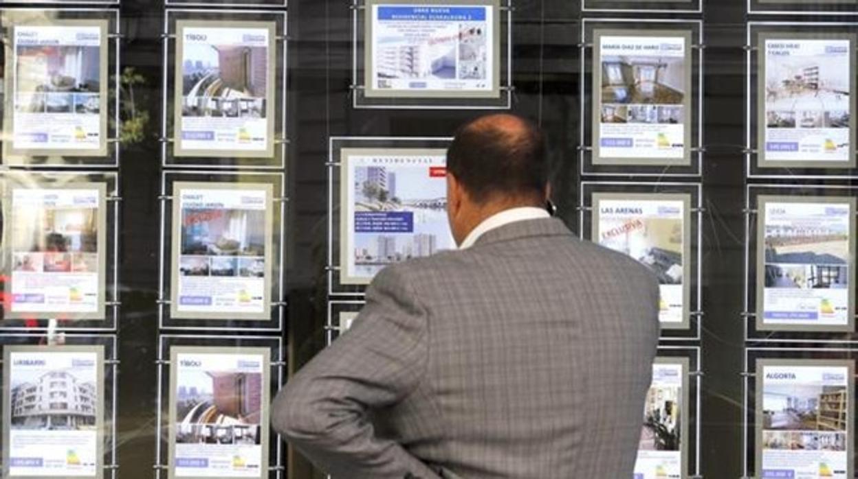 Un comprador observa los precios de una inmobiliaria en Bilbao