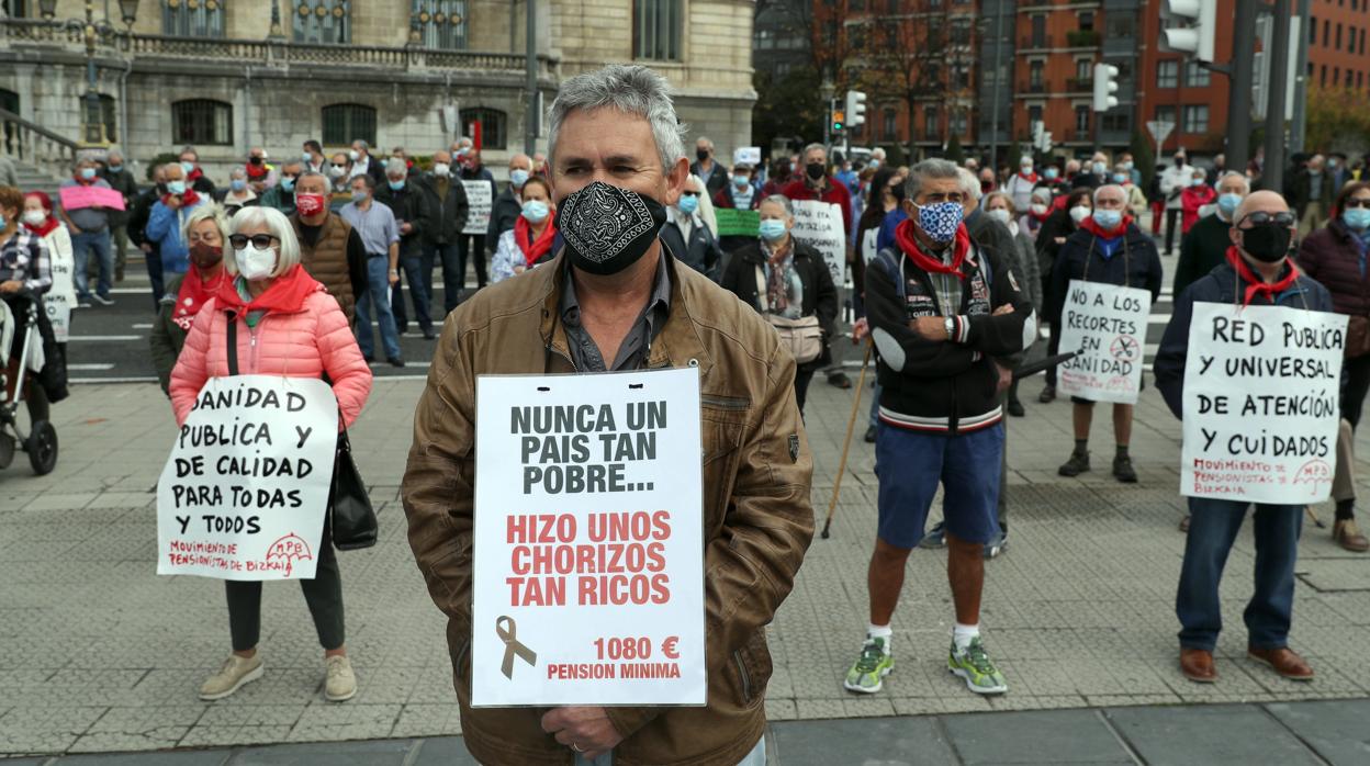 Pensionistas se manifiestan el pasado lunes frente al Ayuntamiento de Bilbao por «unas pensiones dignas»