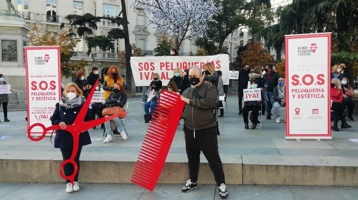 Protesta para la bajada del IVA en las peluquerías frente al Congreso