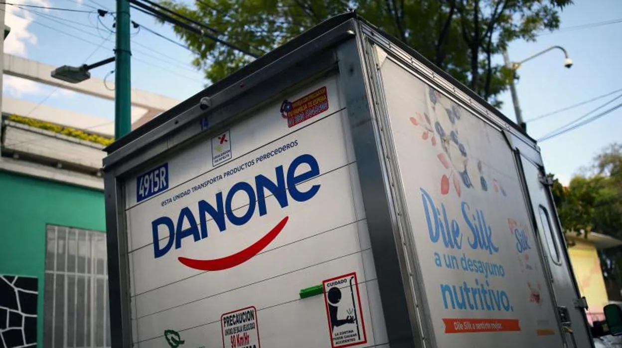Camión con el logo de Danone