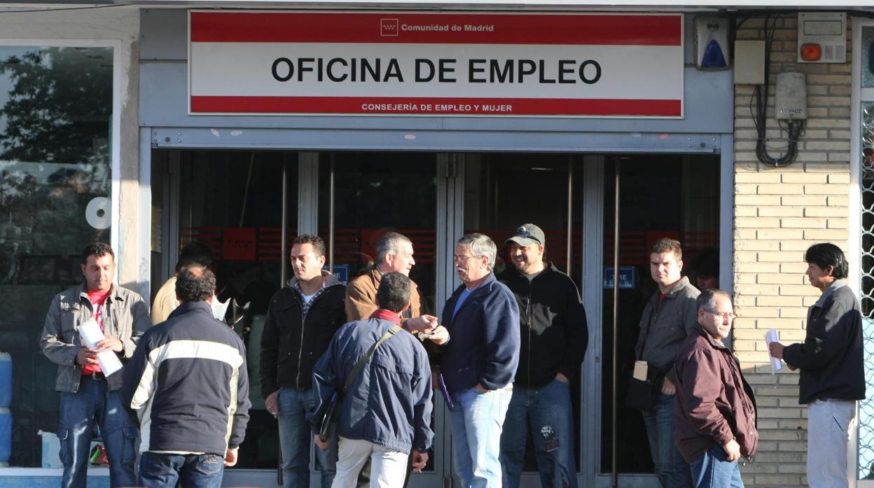 Colas en oficina de empleo en Madrid