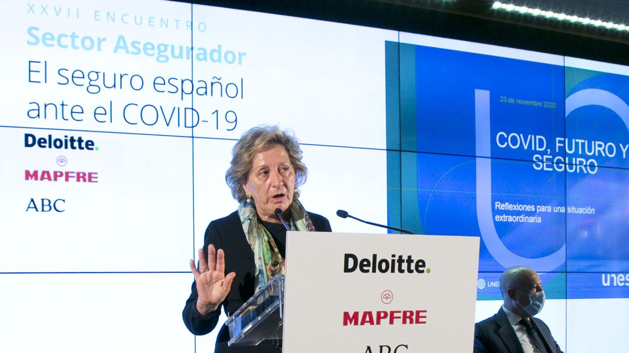 La presidenta de Unespa, Pilar González de Frutos, esta mañana junto al socio de Deloitte, Francisco Celma