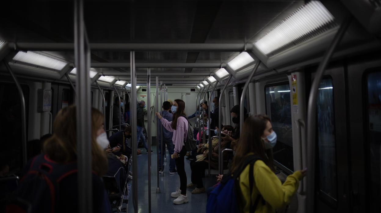 Varias personas viajan en el metro de Barcelona