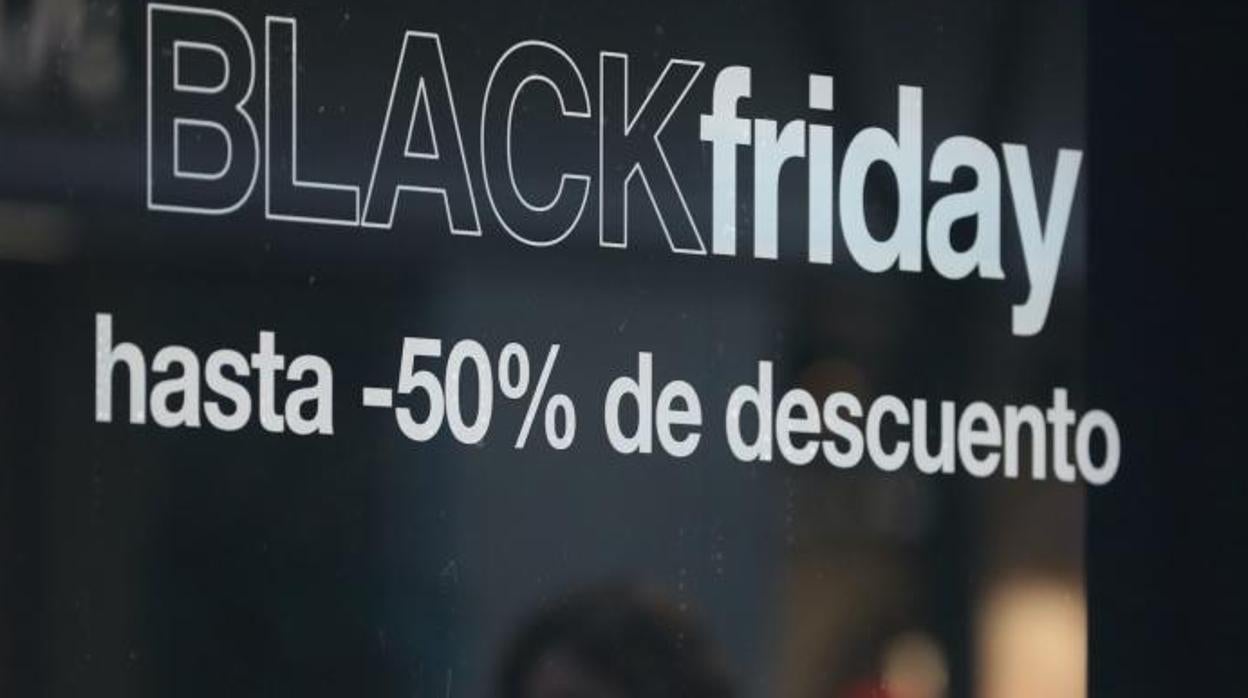 Una tienda anuncia descuentos por el Black Friday en su escaparate
