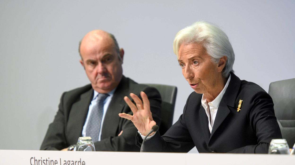 La presidente del BCE, Christine Lagarde (dcha) junto al vicepresidente de la institución, el español Luis de Guindos