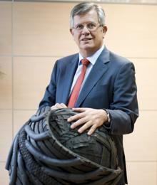 Gabriel Leal, director general de Signus, junto a una escultura realizada con neumático reciclado